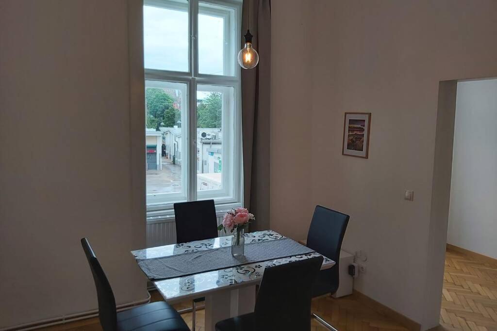 Lovely New 2 Bedroom Near Hannovamarkt Apartment Wien